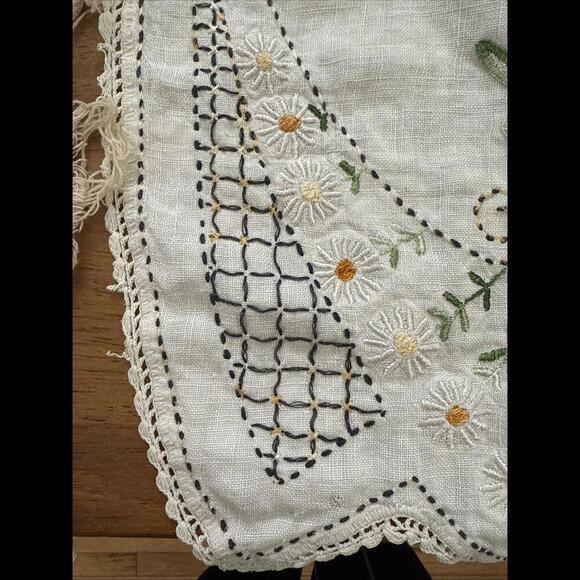 VTG Lot 7 Table Runner Doilies Dresser Scarf Embroidered Lace Cottagecore Farm - Picture 8 of 15